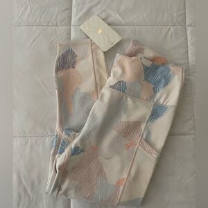 Fabletics crop legging. New with tag, mesh insert on legs. Side pocket